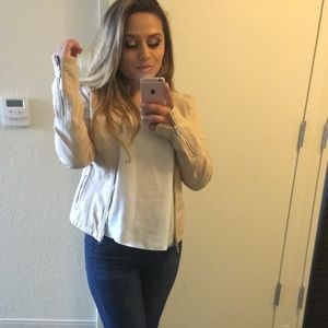 Meet your Posher, Claudia